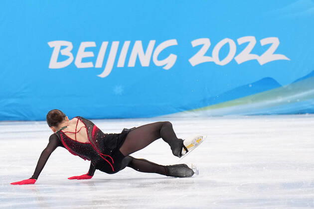 Sport Bilder des Tages BEIJING 2022, Eiskunstlauf, Kür Frauen Anna Shcherbakova of Russia, falls during the Women s Single Figure skating, Eiskunstlauf Free Program in the Capital Indoor Stadium at the Beijing 2022 Winter Olympic on Thursday, February 17, 2022.  OLY20220217827 RICHARDxELLIS