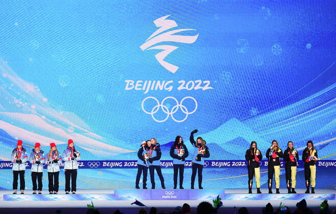 (220217) -- ZHANGJIAKOU, Feb. 17, 2022 -- Gold medalists of Sweden (C), silver medalits of ROC (L) and bronze medalists of Germany react during the awarding ceremony of biathlon women s 4x6km relay at Zhangjiakou Medals Plaza of the Winter Olympics in Zhangjiakou, north China s Hebei Province, Feb. 17, 2022. ) (BEIJING2022)CHINA-ZHANGJIAKOU-OLYMPIC Winter games, Winterspiele,Spiele, Summer games AWARDING CEREMONY-BIATHLON (CN) XuxChang 