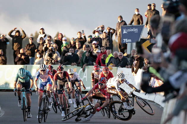 Bilder des Jahres 2022, Sport 02 Februar Sport Themen der Woche KW 07 Sport Bilder des Tages Norwegian Tobias Foss of Jumbo-Visma (2R) and Colombian Sergio Higuita (R) of Bora-Hansgrohe fall during the sprint of the second stage of the Volta ao Algarve cycling race, from Albufeira to Alto da Foia Monchique (182,4 km), in Portugal, Thursday 17 February 2022. The Tour of the Algarve is taking place from 16 to 20 Ferbuary in the south of Portugal. FILIPExFARINHA  x10751440x