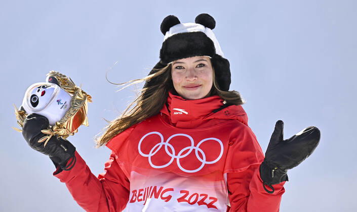 Bilder des Jahres 2022, Sport 02 Februar Sport Themen der Woche KW 07 Sport Bilder des Tages (220218) -- ZHANGJIAKOU, Feb. 18, 2022 -- Chinese athlete Gu Ailing celebrates during the flower ceremony after the freestyle skiing women s freeski halfpipe final of Beijing 2022 Winter Olympics at Genting Snow Park in Zhangjiakou, north China s Hebei Province, Feb. 18, 2022. ) (XHTP)(BEIJING2022)CHINA-ZHANGJIAKOU-OLYMPIC Winter games, Winterspiele,Spiele, Summer games FREESTYLE SKIING-WOMEN S FREESKI HALFPIPE-FINAL (CN) XiaoxYijiu 