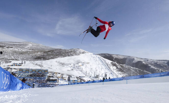 (220218) -- ZHANGJIAKOU, Feb. 18, 2022 -- Chinese athlete Gu Ailing competes during the freestyle skiing women s freeski halfpipe final of Beijing 2022 Winter Olympics at Genting Snow Park in Zhangjiakou, north China s Hebei Province, Feb. 18, 2022. ) (BEIJING2022)CHINA-ZHANGJIAKOU-OLYMPIC Winter games, Winterspiele,Spiele, Summer games FREESTYLE SKIING-WOMEN S FREESKI HALFPIPE-FINAL (CN) FeixMaohua 