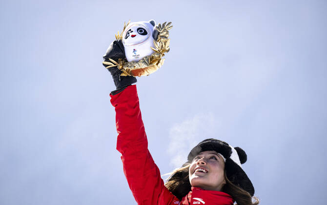 (220218) -- ZHANGJIAKOU, Feb. 18, 2022 -- Chinese athlete Gu Ailing celebrates during the flower ceremony after the freestyle skiing women s freeski halfpipe final of Beijing 2022 Winter Olympics at Genting Snow Park in Zhangjiakou, north China s Hebei Province, Feb. 18, 2022. ) (BEIJING2022)CHINA-ZHANGJIAKOU-OLYMPIC Winter games, Winterspiele,Spiele, Summer games FREESTYLE SKIING-WOMEN S FREESKI HALFPIPE-FINAL (CN) XiaoxYijiu 