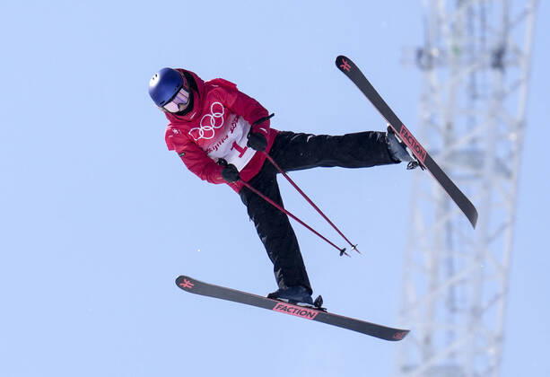 (220218) -- ZHANGJIAKOU(HEBEI), Feb. 18, 2022 -- Chinese athlete Gu Ailing competes during the freestyle skiing women s freeski halfpipe final of Beijing 2022 Winter Olympics at Genting Snow Park in Zhangjiakou, north China s Hebei Province, Feb. 18, 2022. ) (BEIJING2022)CHINA-ZHANGJIAKOU-OLYMPIC Winter games, Winterspiele,Spiele, Summer games FREESTYLE SKIING-WOMEN S FREESKI HALFPIPE-FINAL (CN) XuexYubin 