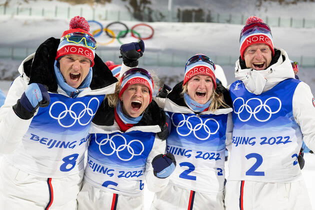 220218 Vetle Sjastad Christiansen, Tiril Eckhoff, Marte Olsbu Roiseland and Johannes Thingnes Bo of Norway celebrate after men s biathlon mass start during day 14 of the 2022 Winter Olympics on February 18, 2022 in Zhangjiakou. Photo: Vegard Grott BILDBYRAN kod VG JE0046 skidskytte biathlon skiskyting Olympic Games, Olympische Spiele, Olympia, OS olympics winter olympics os ol olympiska spel vinter-os olympiske leker peking peking 2022 beijing 2022 beijing 2022 olympic games beijing 2022 winter olympic games peking-os beijing-ol vinter-ol 14 bbeng norge jubel Copyright: VEGARDxGRoTT BB220218VG110