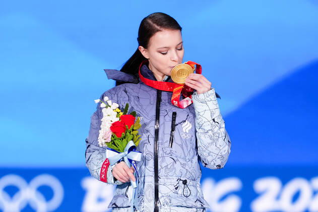 (220218) -- BEIJING, Feb. 18, 2022 -- Gold medalist Anna Shcherbakova of ROC reacts during the awarding ceremony of Figure skating, Eiskunstlauf women single skating at the Beijing Medals Plaza of the Winter Olympics in Beijing, capital of China, Feb. 18, 2022. ) (BEIJING2022)CHINA-BEIJING-OLYMPIC Winter games, Winterspiele,Spiele, Summer games AWARDING CEREMONY-FIGURE SKATING WOMEN SINGLE SKATING (CN) XuexYuge 