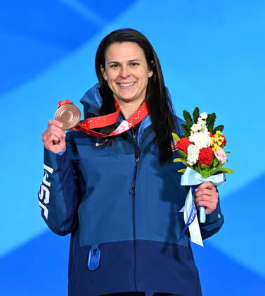 (220218) -- BEIJING, Feb. 18, 2022 -- Bronze medalist Brittany Bowe of the United States reacts during the awarding ceremony of Speed skating, Eisschnelllauf women s 1,000m at the Beijing Medals Plaza of the Winter Olympics in Beijing, capital of China, Feb. 18, 2022. ) (BEIJING2022)CHINA-BEIJING-OLYMPIC Winter games, Winterspiele,Spiele, Summer games AWARDING CEREMONY-SPEED SKATING-WOMEN S 1,000M LixHe