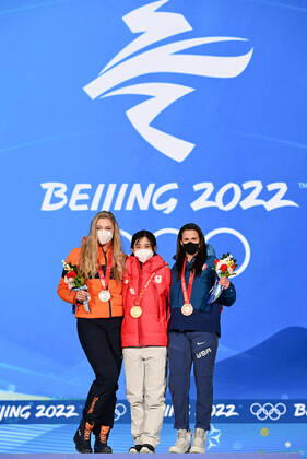 (220218) -- BEIJING, Feb. 18, 2022 -- Gold medalist Takagi Miho (C) of Japan, silver medalist Jutta Leerdam (L) of the Netherlands and bronze medalist Brittany Bowe of the United States react during the awarding ceremony of Speed skating, Eisschnelllauf women s 1,000m at the Beijing Medals Plaza of the Winter Olympics in Beijing, capital of China, Feb. 18, 2022. ) (BEIJING2022)CHINA-BEIJING-OLYMPIC Winter games, Winterspiele,Spiele, Summer games AWARDING CEREMONY-SPEED SKATING-WOMEN S 1,000M LixHe