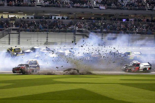 Bilder des Jahres 2022, Sport 02 Februar Sport Themen der Woche KW 07 Sport Bilder des Tages DAYTONA, FL - FEBRUARY 18: Derek Kraus ( 19 Shockwave Chevrolet) spins through the grass while several trucks crash during the NextEra Energy 250 on February 18, 2022 at Daytona International Speedway in Daytona Beach, Fl. (Photo by David Rosenblum Icon Sportswire) AUTO: FEB 18 NASCAR, Motorsport, USA Camping World Truck Series - NextEra Energy 250 Icon220218109118