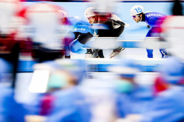 Sport Bilder des Tages OLYMPICS - Winter Olympic Games, Olympische Spiele, Olympia, OS Beijing 2022 BEIJING,CHINA,19.FEB.22 - OLYMPICS, Speed skating, Eisschnelllauf - Winter Olympic Games Beijing 2022, mass start, men. Image shows Seitaro Ichinohe (JPN) and Michele Malfatti (ITA).  GEPAxpictures xPatrickxSteiner