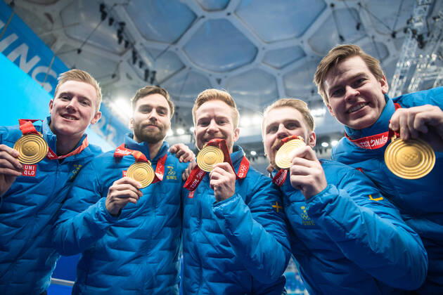 Bilder des Jahres 2022, Sport 02 Februar Sport Themen der Woche KW 07 Sport Bilder des Tages 220219 Daniel Magnusson, Oskar Eriksson, Niklas Edin, Rasmus Wranaa and Christoffer Sundgren of Sweden celebrates with gold medals after men?s curling final match between Sweden and Great Britain during day 15 of the 2022 Winter Olympics on February 19, 2022 in Beijing. Photo: Maxim Thore BILDBYRAN kod MT MT0332 curling Olympic Games, Olympische Spiele, Olympia, OS olympics winter olympics os ol olympiska spel vinter-os olympiske leker peking peking 2022 beijing 2022 beijing 2022 olympic games beijing 2022 winter olympic games peking-os beijing-ol vinter-ol 15 bbeng sverige england sweden celebration jubel Copyright: MAXIMxTHORE BB220219MT069