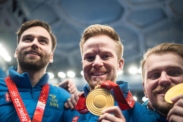 220219 Oskar Eriksson, Niklas Edin, Rasmus Wranaa of Sweden celebrates with gold medals after men?s curling final match between Sweden and Great Britain during day 15 of the 2022 Winter Olympics on February 19, 2022 in Beijing. Photo: Maxim Thore BILDBYRAN kod MT MT0332 curling Olympic Games, Olympische Spiele, Olympia, OS olympics winter olympics os ol olympiska spel vinter-os olympiske leker peking peking 2022 beijing 2022 beijing 2022 olympic games beijing 2022 winter olympic games peking-os beijing-ol vinter-ol 15 bbeng sverige england celebration jubel sweden guld Copyright: MAXIMxTHORE BB220219MT071