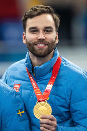 220219 Oskar Eriksson of Sweden celebrates with his gold medal after the men?s curling final match between Sweden and Great Britain during day 15 of the 2022 Winter Olympics on February 19, 2022 in Beijing. Photo: Maxim ThorÃ BILDBYRAN kod MT MT0332 curling Olympic Games, Olympische Spiele, Olympia, OS olympics winter olympics os ol olympiska spel vinter-os olympiske leker peking peking 2022 beijing 2022 beijing 2022 olympic games beijing 2022 winter olympic games peking-os beijing-ol vinter-ol 15 bbeng sverige england jubel Copyright: MAXIMxTHORE BB220219MT081