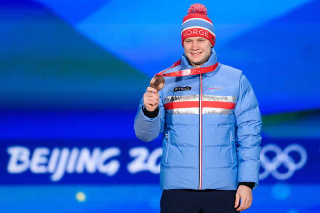 220219 Havard Holmefjord Lorentzen of Norway celebrates with bronze medal at the medal ceremony for men s Speed skating, Eisschnelllauf 1000 meter during day 15 of the 2022 Winter Olympics on February 19, 2022 in Beijing. Photo: Mathias Bergeld BILDBYRAN kod MB MB0346 skridskor speed skating Olympic Games, Olympische Spiele, Olympia, OS olympics winter olympics os ol olympiska spel vinter-os olympiske leker peking peking 2022 beijing 2022 beijing 2022 olympic games beijing 2022 winter olympic games peking-os beijing-ol vinter-ol 15 bbeng medaljceremoni medal ceremony celebration jubel norge norway brons Copyright: MATHIASxBERGELD BB220219MB036