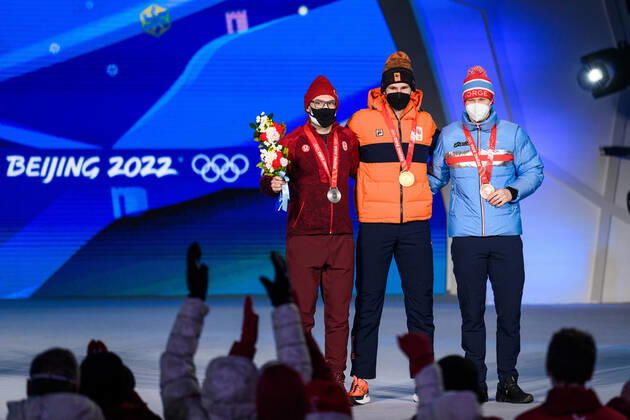 220219 Laurent Dubreuil of Canada, Thomas Krol of Netherlands and Havard Holmefjord Lorentzen of Norway celebrates at the medal ceremony for men s Speed skating, Eisschnelllauf 1000 meter during day 15 of the 2022 Winter Olympics on February 19, 2022 in Beijing. Photo: Mathias Bergeld BILDBYRAN kod MB MB0346 skridskor speed skating Olympic Games, Olympische Spiele, Olympia, OS olympics winter olympics os ol olympiska spel vinter-os olympiske leker peking peking 2022 beijing 2022 beijing 2022 olympic games beijing 2022 winter olympic games peking-os beijing-ol vinter-ol 15 bbeng medaljceremoni medal ceremony celebration jubel norge norway brons Copyright: MATHIASxBERGELD BB220219MB037