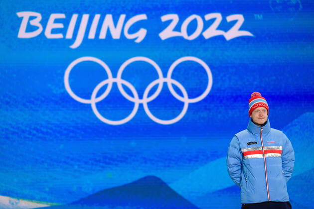 220219 Johannes Thingnes Bo of Norway at the medal ceremony for men?s biathlon 15 km mass start during day 15 of the 2022 Winter Olympics on February 19, 2022 in Zhangjiakou. Photo: Vegard Grott BILDBYRAN kod VG VG0246 bbeng Olympic Games, Olympische Spiele, Olympia, OS olympics winter olympics os ol olympiska spel vinter-os olympiske leker peking peking 2022 beijing 2022 beijing 2022 olympic games beijing 2022 winter olympic games peking-os beijing-ol vinter-ol medaljceremoni medaljeseremoni norge norway Copyright: VEGARDxGRoTT BB220219VG064