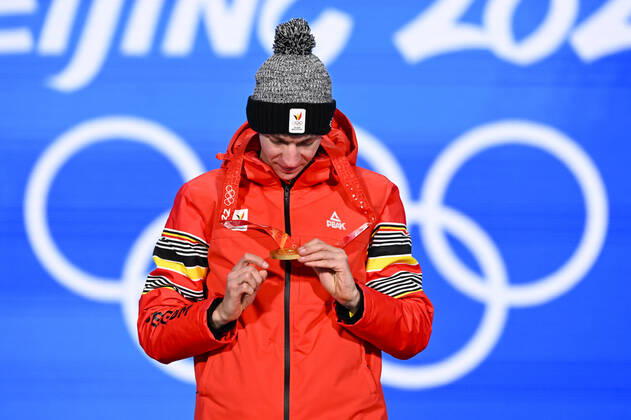Belgian speed skater Bart Swings, winner of the gold medal celebrates on the podium of the medal ceremony of the men s mass start Speed skating, Eisschnelllauf event at the Beijing 2022 Winter Olympics in Beijing, China, Saturday 19 February 2022. Bart Swings won the gold medal. The winter Olympics are taking place from 4 February to 20 February 2022. LAURIExDIEFFEMBACQ  x11290070x