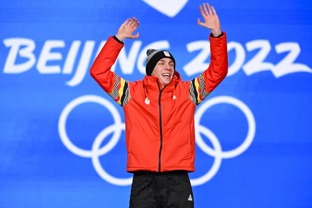 Belgian speed skater Bart Swings, winner of the gold medal celebrates on the podium of the medal ceremony of the men s mass start Speed skating, Eisschnelllauf event at the Beijing 2022 Winter Olympics in Beijing, China, Saturday 19 February 2022. Bart Swings won the gold medal. The winter Olympics are taking place from 4 February to 20 February 2022. LAURIExDIEFFEMBACQ  x11290167x