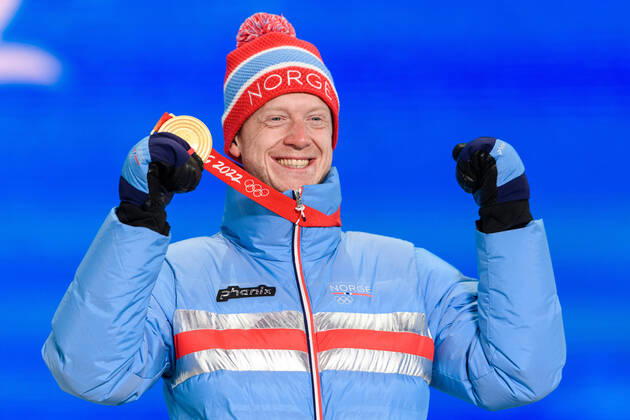 Bilder des Jahres 2022, Sport 02 Februar Sport Themen der Woche KW 07 Sport Bilder des Tages 220219 Johannes Thingnes Bo of Norway celebrate with gold medal at the medal ceremony for men?s biathlon 15 km mass start during day 15 of the 2022 Winter Olympics on February 19, 2022 in Zhangjiakou. Photo: Vegard Grott BILDBYRAN kod VG VG0246 bbeng Olympic Games, Olympische Spiele, Olympia, OS olympics winter olympics os ol olympiska spel vinter-os olympiske leker peking peking 2022 beijing 2022 beijing 2022 olympic games beijing 2022 winter olympic games peking-os beijing-ol vinter-ol medaljceremoni medaljeseremoni celebration jubel norge norway Copyright: VEGARDxGRoTT BB220219VG070