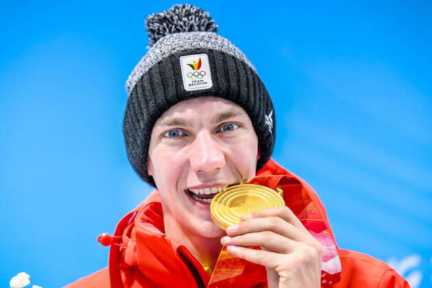 Bilder des Jahres 2022, Sport 02 Februar Sport Themen der Woche KW 07 Sport Bilder des Tages Belgian speed skater Bart Swings poses with his gold medal for the photographer after the medal ceremony of the men s mass start Speed skating, Eisschnelllauf event at the Beijing 2022 Winter Olympics in Beijing, China, Saturday 19 February 2022. Bart Swings won the gold medal. The winter Olympics are taking place from 4 February to 20 February 2022. LAURIExDIEFFEMBACQ  x11293253x
