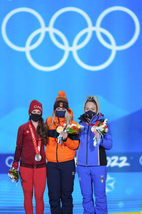 (220219) -- BEIJING, Feb. 19, 2022 -- Gold medalist Irene Schouten (C) of the Netherlands, silver medalist Ivanie Blondin (L) of Canada and bronze medalist Francesca Lollobrigida of Italy pose during the awarding ceremony of Speed skating, Eisschnelllauf women s mass start at the Beijing Medals Plaza of the Winter Olympics in Beijing, capital of China, Feb. 19, 2022. ) (BEIJING2022)CHINA-BEIJING-OLYMPIC Winter games, Winterspiele,Spiele, Summer games AWARDING CEREMONY-SPEED SKATING (CN) XuexYuge