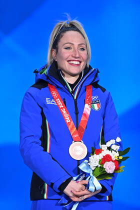 (220219) -- BEIJING, Feb. 19, 2022 -- Bronze medalist Francesca Lollobrigida of Italy poses during the awarding ceremony of Speed skating, Eisschnelllauf women s mass start at the Beijing Medals Plaza of the Winter Olympics in Beijing, capital of China, Feb. 19, 2022. ) (BEIJING2022)CHINA-BEIJING-OLYMPIC Winter games, Winterspiele,Spiele, Summer games AWARDING CEREMONY-SPEED SKATING (CN) HuangxZongzhi 