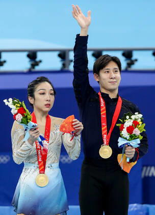 BEIJING, CHINA - FEBRUARY 19, 2022: Gold medalists Jin Yang and Peng Cheng of China at a flower ceremony for the pair skating at the 2022 Winter Olympic Games, Olympische Spiele, Olympia, OS at the Capital Indoor Stadium. Valery Sharifulin TASS  TS124570
