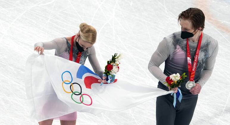 China Olympics 2022 Medal Ceremony 8120807 19.02.2022 Silver medalists Russian Olympic Committee s Evgenia Tarasova and Vladimir Morozov pose during the medal ceremony for the pairs Figure skating, Eiskunstlauf event during the Beijing 2022 Winter Olympic Games, Olympische Spiele, Olympia, OS at Capital Indoor Stadium in Beijing, China. Alexander Vilf Sputnik Beijing China  Copyright: xAlexanderxVilfx