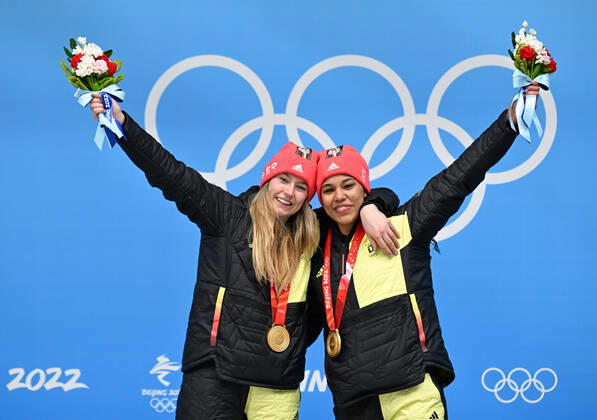 Bilder des Jahres 2022, Sport 02 Februar Sport Themen der Woche KW 07 Sport Bilder des Tages (220219) -- BEIJING, Feb. 19, 2022 -- Gold medalists Laura Nolte (L) and Deborah Levi of Germany pose for a photo on the podium during the awarding ceremony for the bobsleigh 2-woman heat of Beijing 2022 Winter Olympics at National Sliding Centre in Yanqing District, Beijing, capital of China, Feb. 19, 2022. ) (BEIJING2022)CHINA-BEIJING-OLYMPIC Winter games, Winterspiele,Spiele, Summer games BOBSLEIGH-2-WOMEN-HEAT (CN) HexChangshan