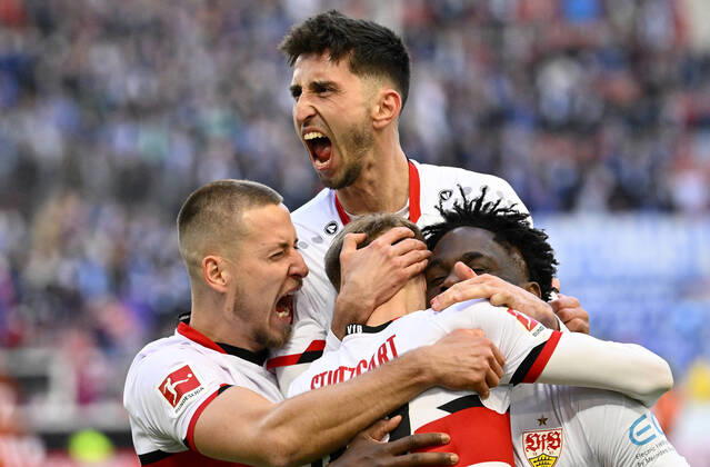 Bilder des Jahres 2022, Sport 02 Februar Sport Themen der Woche KW 07 TOR zum 1:0 Orel Mangala VfB Stuttgart (23) Torjubel mit Atakan Karazor Waldemar Anton VfB Stuttgart (02) VfB Stuttgart vs VfL Bochum BOC 19.02.2022 DFL REGULATIONS PROHIBIT ANY USE OF PHOTOGRAPHS AS IMAGE SEQUENCES AND OR QUASI-VIDEO VfB Stuttgart vs VfL Bochum BOC