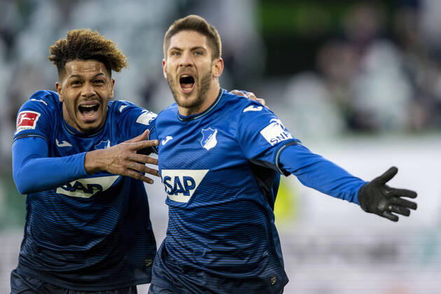 Bilder des Jahres 2022, Sport 02 Februar Sport Themen der Woche KW 07 Fußball: 1. Bundesliga, 23. Spieltag, VfL Wolfsburg - TSG Hoffenheim am 19.02.2022 in der Volkswagen Arena in Wolfsburg. Hoffenheims Georginio Rutter (l) und Hoffenheims Andrej Kramaric (r) beim Torjubel zur 2:1 Führung für Hoffenheim. DFL REGULATIONS PROHIBIT ANY USE OF PHOTOGRAPHS AS IMAGE SEQUENCES AND OR QUASI-VIDEO. Copyright: xTeresaxKrögerx