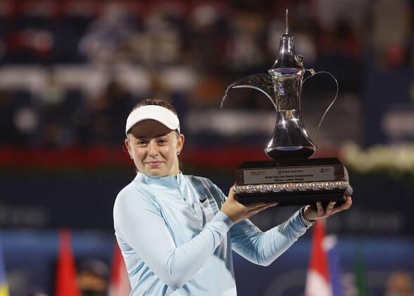 Bilder des Jahres 2022, Sport 02 Februar Sport Themen der Woche KW 07 Siegerin Jelena Ostapenko, mit dem Pokal, Trophäe, Siegerehrung, Praesentation Tennis - Dubai Tennis Championships - WTA, Tennis Damen - Dubai Duty Free Tennis Stadium - Dubai - - United Arab Emirates - 19 February 2022. Copyright: xJuergenxHasenkopfx