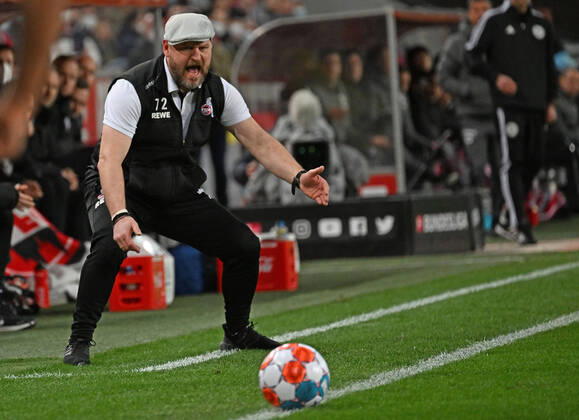 Bilder des Jahres 2022, Sport 02 Februar Sport Themen der Woche KW 07 Sport Bilder des Tages 19.02.2022, xjhx, Fussball 1.Bundesliga, 1.FC Koeln - Eintracht Frankfurt emspor, v.l. Trainer Steffen Baumgart (1. FC Koeln) gestikuliert gibt Anweisungen (DFL DFB REGULATIONS PROHIBIT ANY USE OF PHOTOGRAPHS as IMAGE SEQUENCES and or QUASI-VIDEO) Koeln