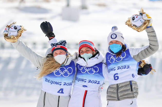 Bilder des Jahres 2022, Sport 02 Februar Sport Themen der Woche KW 07 Sport Bilder des Tages ZHANGJIAKOU, CHINA - FEBRUARY 20, 2022: Silver medalist Jessie Diggins of the USA, gold medalist Therese Johaug of Norway, and bronze medalist Kerttu Niskanen of Finland (L-R) at a flower ceremony for the women s cross-country skiing 30km mass start free at the 2022 Winter Olympic Games, Olympische Spiele, Olympia, OS at the National Cross-Country Skiing Centre. Stanislav Krasilnikov TASS  TS12482B