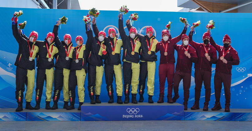Bilder des Jahres 2022, Sport 02 Februar Sport Themen der Woche KW 07 (220220) -- BEIJING, Feb. 20, 2022 -- Francesco Friedrich Thorsten Margis Candy Bauer Alexander Schueller (C) of Germany, Johannes Lochner Florian Bauer Christopher Weber Christian Rasp (L) of Germany and Justin Kripps Ryan Sommer Cam Stones Benjamin Coakwell of Canada pose for photos during the awarding ceremony after the bobsleigh 4-man heat of Beijing 2022 Winter Olympics at National Sliding Centre in Yanqing District, Beijing, capital of China, Feb. 20, 2022. ) (BEIJING2022)CHINA-BEIJING-OLYMPIC Winter games, Winterspiele,Spiele, Summer games BOBSLEIGH-4-MEN-HEAT(CN) SunxFei