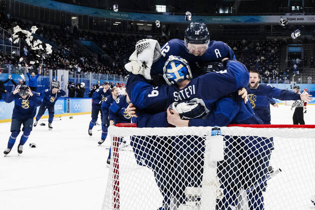 220220 Marko Anttila of Finland celebrate with goaltender Harri Säteri after winning the men s Ice hockey, Eishockey final game between Finland and ROC (Russia) during day 16 of the 2022 Winter Olympics on February 20, 2022 in Beijing. Photo: Joel Marklund BILDBYRAN kod JM MT0334 bbeng ishockey ice hockey Olympic Games, Olympische Spiele, Olympia, OS olympics winter olympics os ol olympiska spel vinter-os olympiske leker peking peking 2022 beijing 2022 beijing 2022 olympic games beijing 2022 winter olympic games peking-os beijing-ol vinter-ol final ryssland finland russia jubel Copyright: JOELxMARKLUND BB220220JM054