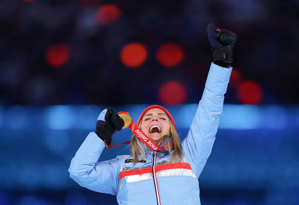 (220220) -- BEIJING, Feb. 20, 2022 -- Gold medalist Therese Johaug of Norway reacts during the Victory Ceremony of the cross-country skiing women s 30km mass start free event during the closing ceremony of the Beijing 2022 Olympic Winter games, Winterspiele,Spiele, Summer games at the National Stadium in Beijing, capital of China, Feb. 20, 2022. ) (BEIJING2022)CHINA-BEIJING-OLYMPIC WINTER GAMES-CLOSING CEREMONY (CN) CaoxCan 