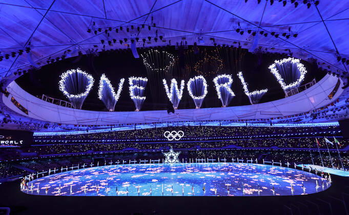 Bilder des Jahres 2022, Sport 02 Februar Sport Themen der Woche KW 07 Sport Bilder des Tages (220220) -- BEIJING, Feb. 20, 2022 -- Photo taken on Feb. 20, 2022 shows fireworks in the shape of One World over the National Stadium during the closing ceremony of the Beijing 2022 Olympic Winter games, Winterspiele,Spiele, Summer games in Beijing, capital of China. ) (BEIJING2022)CHINA-BEIJING-OLYMPIC WINTER GAMES-CLOSING CEREMONY (CN) LanxHongguang 
