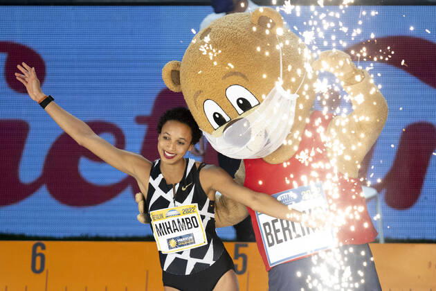 Bilder des Jahres 2022, Sport 02 Februar Sport Themen der Woche KW 07 Leichtathletik: ISTAF Indoor am 20.02.2022 im ISS Dome in Düsseldorf, Frauen Weitsprung- Women Long Jump Women -TK- 1 Malaika Mihambo (LG Kurpfalz, Germany) Malaika Mihambo beim Sprung. Sie macht den ersten Platz und springt 6,96 Meter. Copyright: xTeresaxKROEGERx