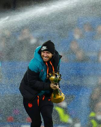 Bilder des Jahres 2022, Sport 02 Februar Sport Themen der Woche KW08 Sport Bilder des Tages Mandatory Credit: Photo by Javier Garcia Shutterstock (12817772n) Ben Chilwell of Chelsea gets sprayed by the sprinkler as he parades the Club World Cup before kick off Chelsea v Lille, UEFA Champions League, Round of 16, First Leg, Football, Stamford Bridge, London, UK - 22 Feb 2022 EDITORIAL USE ONLY No use with unauthorised audio, video, data, fixture lists, club league logos or live services. Online in-match use limited to 120 images, no video emulation. No use in betting, games or single club league player publications. Chelsea v Lille, UEFA Champions League, Round of 16, First Leg, Football, Stamford Bridge, London, UK - 22 Feb 2022 EDITORIAL USE ONLY No use with unauthorised audio, video, data, fixture lists, club league logos or live services. Online in-match use limited to 120 images, no video emulation. No use in betting, games or single club league player publications. Copyright: xJavierxGarcia Shutterstockx 12817772n