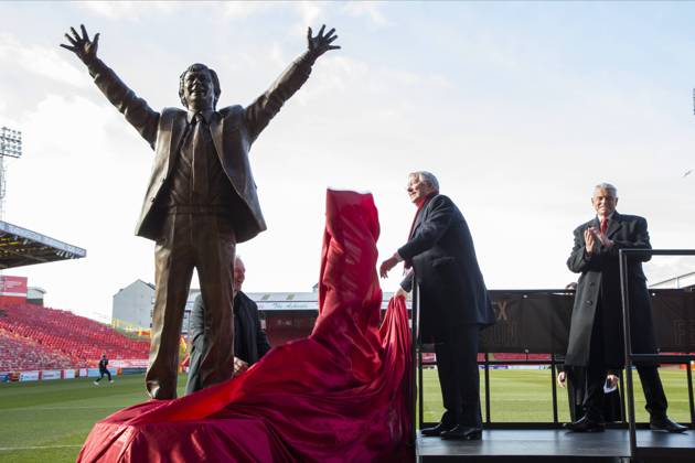 Bilder des Jahres 2022, Sport 02 Februar Sport Themen der Woche KW08 Sport Bilder des Tages Aberdeen 25-02-2022. Sir Alex Ferguson Statue Sir Alex Ferguson unveils a statue in honour of himself at Pittodrie Stadium, Aberdeen, Scotland on 25 February 2022. Aberdeen Pittodrie Stadium Aberdeenshire Scotland Editorial use only , Copyright: xStephenxDobsonx PSI-14746-0044