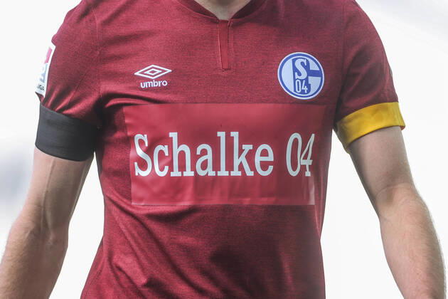 Bilder des Jahres 2022, Sport 02 Februar Sport Themen der Woche KW08 26.02.2022, Fussball, Saison 2021 2022, 2. Bundesliga, 24. Spieltag, Karlsruher SC - FC Schalke 04, Schalke-Trikot ohne das Logo des Hauptsponsor Gazprom Foto: Tim Rehbein RHR-FOTO Karlsruhe BBBank Wildpark BW Deutschland xRHR-FOTO TRx