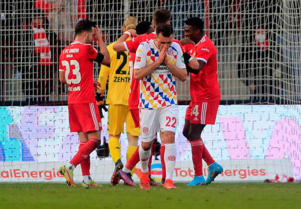 Bilder des Jahres 2022, Sport 02 Februar Sport Themen der Woche KW08 26.02.2022, xfrx, Fussball 1.Bundesliga, Union Berlin - 1.FSV Mainz 05 emspor, v.l. Torjubel nach dem Tor zum celebrating the goal celebrate 3:0 durch Taiwo Awoniyi (1. FC Union Berlin) Kevin Stoeger (FSV Mainz 05) enttaeuscht traurig frustriert dissapointed (DFL DFB REGULATIONS PROHIBIT ANY USE OF PHOTOGRAPHS as IMAGE SEQUENCES and or QUASI-VIDEO) Berlin