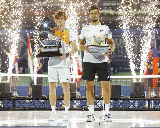 Bilder des Jahres 2022, Sport 02 Februar Sport Themen der Woche KW08 Sport Bilder des Tages Finalist Jiri Vesely und Sieger Andrey Rublev mit dem Pokal, Trophäe, Freude, Emotion, Siegerehrung, Praesentation Tennis - Dubai Duty Free Tennis Championships - ATP, Tennis Herren - Dubai Duty Free Tennis Stadium - Dubai - - United Arab Emirates - 26 February 2022. Copyright: xJuergenxHasenkopfx