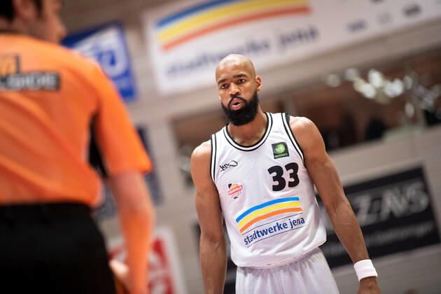 BARMER 2. Basketsball Bundesliga ProA Saison 2021 2022 27. Spieltag am 4.3.22 Medipolis SC Jena vs Kirchheim Knights Atmet tief durch, Brandon Thomas (Jena), Portrait Sparkassen Arena