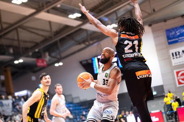 BARMER 2. Basketsball Bundesliga ProA Saison 2021 2022 27. Spieltag am 4.3.22 Medipolis SC Jena vs Kirchheim Knights Mitte: Brandon Thomas (Jena) am Ball gegen Rohndell Goodwin (Kirchheim) Sparkassen Arena