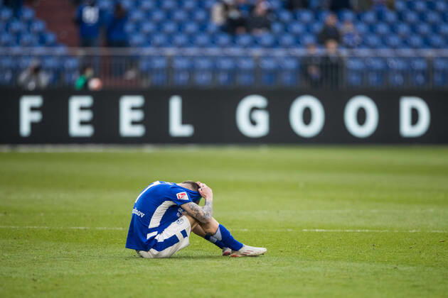 Bilder des Jahres 2022, Sport 03 März Sport Themen der Woche KW09 Sport Bilder des Tages 2. Fussball Bundesliga; FC Schalke 04 - FC Hansa Rostock; 05.03.2022 Darko Churlinov (FC Schalke 04, 7) sitzt frustriert auf dem Boden nach Spielende und zieht das Trikot uebers Gesicht 2. Fussball Bundesliga, FC Schalke 04 - FC Hansa Rostock, Gelsenkirchen, VELTINS-Arena DFL REGULATIONS PROHIBIT ANY USE OF PHOTOGRAPHS AS IMAGE SEQUENCES AND OR QUASI-VIDEO. Copyright: xBEAUTIFULxSPORTS Wunderlx