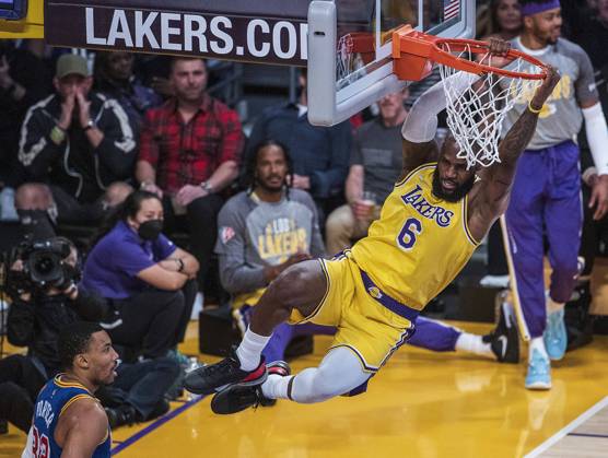 Bilder des Jahres 2022, Sport 03 März Sport Themen der Woche KW09 Sport Bilder des Tages March 5, 2022, Los Angeles, California, USA: LeBron James 6 of the Los Angeles Lakers dunks the ball during their NBA, Basketball Herren, USA game against the Golden State Warriors on Saturday March 5, 2022 at Crypto.com Arena in Los Angeles, California. PI Los Angeles USA - ZUMAp124 20220305_zaa_p124_007 Copyright: xJAVIERxROJASx