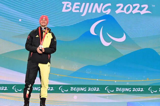 Bilder des Jahres 2022, Sport 03 März Sport Themen der Woche KW09 Sport Bilder des Tages Paralympics Peking 2022 Super-G Peking (CHINA 06.03.22 Wettkampftag 2 Zhangjiakou Medal Plaza Siegerehrung Para Biathlon Sprint MAIER, Marco (GER) vom SV Kirchzarten (BAD), geboren am 20.12.1999 in Oberstdorf, paralympische Klassifikation: LW8 stehend gewinnt Silber Credit: Ralf Kuckuck, DBS Yanging National Alpine Ski Center China