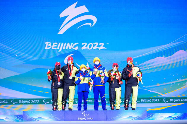 Paralympics, BEIJING 2022, Biathlon, Siegerehrung mit Linn Kazmaier und Leonie Walter Paralympic Games Beijing 2022 06.3.2022 Day (2) ZHANGIJAKOU, PEOPLES REPUBLIC OF CHINA - MARCH 06: Image of the Paralympic Games Beijing 2022 during the at Zhangijakou Medals Plaza of Zhangijakou on 06.3.2022 in Hebei Peoples Republic of China. KAZMAIER, Linn (GER), local club: SZ Roemerstein (WUER), date of birth: 05.11.2006 place of birth: Nuertingen, paralympic classification: B3 and her guide BAUMANN, Florian (GER) and WALTER, Leonie (GER), local club: SC St. Peter (BAD), date of birth: 17.10.2004 place of birth: Freiburg, paralympic classification: B2 receiving their medals Oliver Kremer DBS Copyright: xBEAUTIFULxSPORTS OliverxKremerx