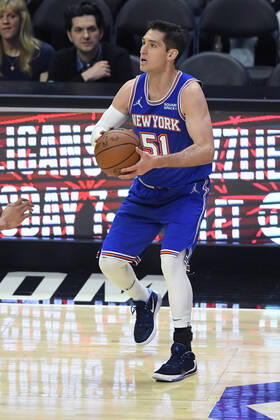 LOS ANGELES, CA - MARCH 06: New York Knicks guard Ryan Arcidiacono (51) while playing the LA Clippers in a NBA, Basketball Herren, USA basketball game played at on March 6, 2022 at Crypto.com arena in Los Angeles, CA. (Photo by John McCoy Icon Sportswire) NBA: MAR 06 Knicks at Clippers Icon2203062395